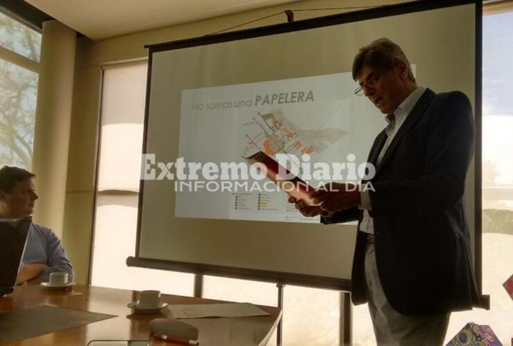 Archivo. Hugo Pastinante en la sala de conferencias de la planta en nuestra ciudad