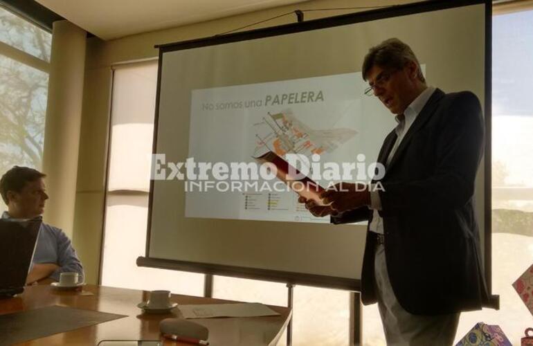 Archivo. Hugo Pastinante en la sala de conferencias de la planta en nuestra ciudad