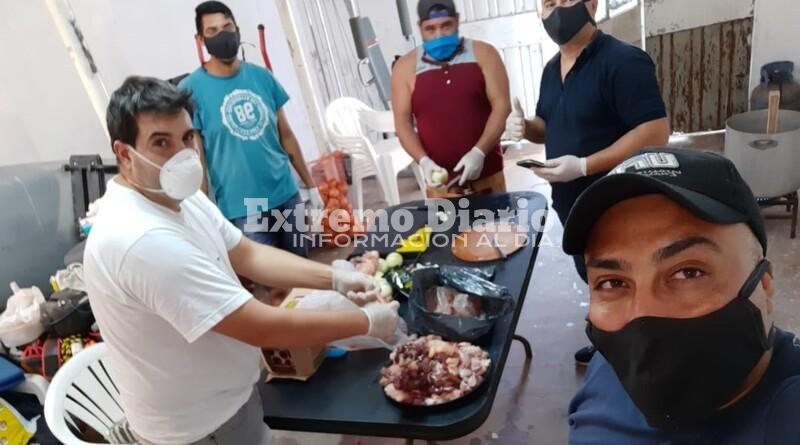 El grupo solidario cocin&oacute; y entreg&oacute; viandas en toda la ciudad.