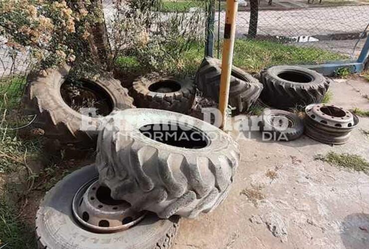 Imagen de 'Piden que nosotros limpiemos y el corralón municipal está lleno de cubiertas con agua'