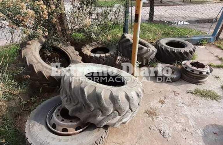 Imagen de 'Piden que nosotros limpiemos y el corralón municipal está lleno de cubiertas con agua'