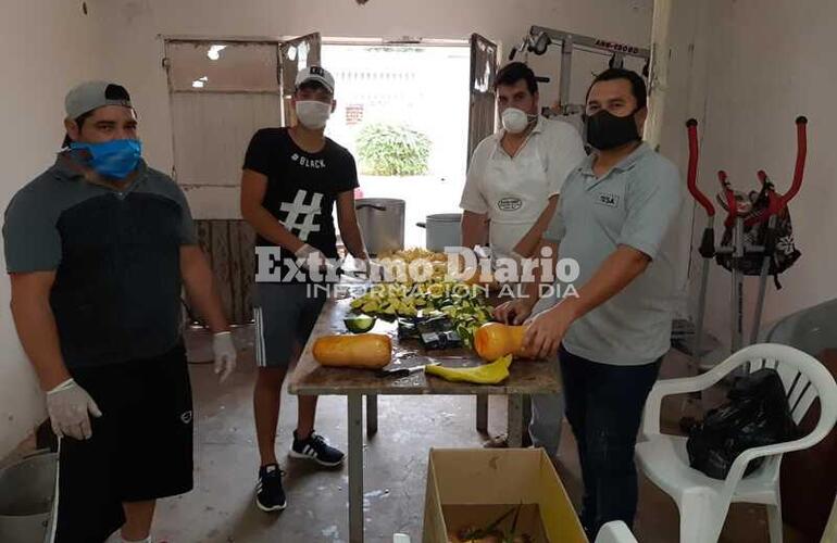 El grupo volvió a cocinar y repartir viandas a familias de la ciudad