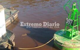 La boya est&aacute; amarrada al puerto local.