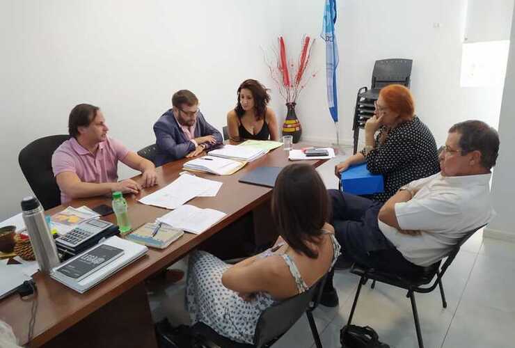 La ingeniera Del Cerro junto al presidente comunal Esteban Ferri y parte del equipo de gobierno