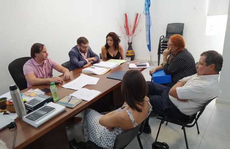 La ingeniera Del Cerro junto al presidente comunal Esteban Ferri y parte del equipo de gobierno