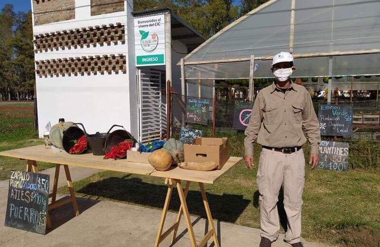 Valent&iacute;n Masc&oacute;, encargado del vivero, contin&uacute;a trabajando respondiendo a las demandas.
