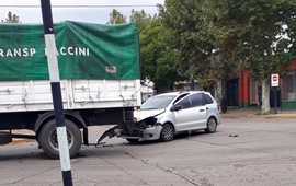 Imagen de Choque entre un autom&oacute;vil y un cami&oacute;n