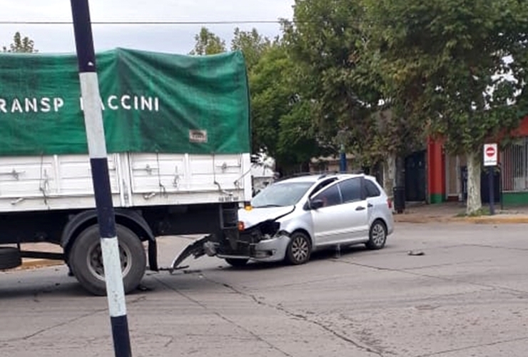 Imagen de Choque entre un automóvil y un camión