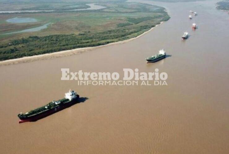 El derrumbe en el Km 390 del río Paraná está generando congestionamiento de barcos.