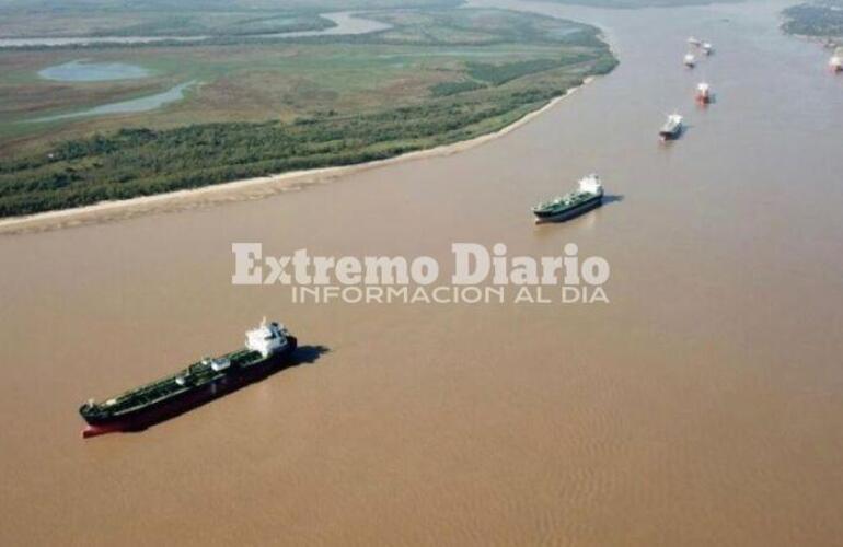 El derrumbe en el Km 390 del río Paraná está generando congestionamiento de barcos.