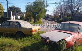 Desde hace meses, los vecinos conviven con estos autos abandonados.