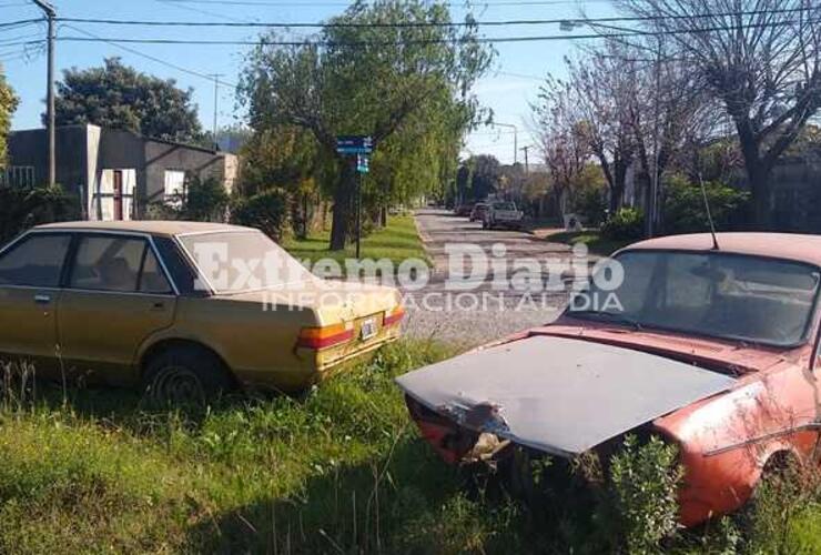 Desde hace meses, los vecinos conviven con estos autos abandonados.