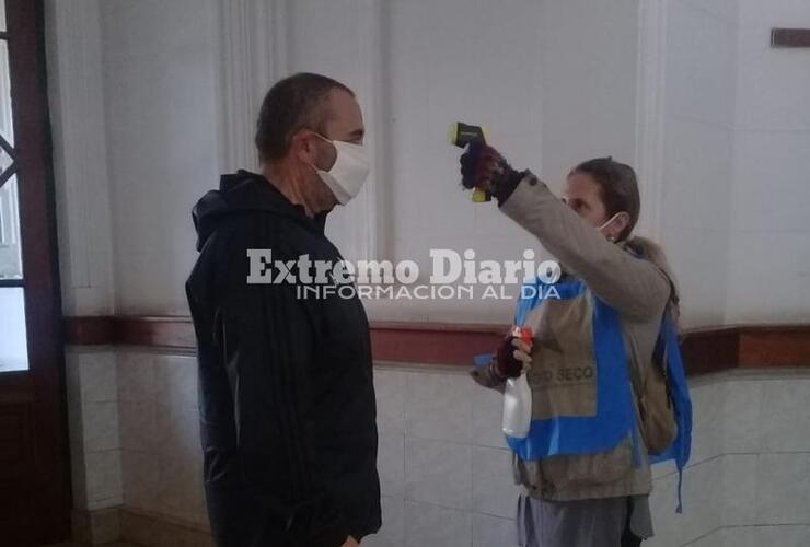 Imagen de Implementan el termómetro infrarrojo en el ingreso al palacio municipal