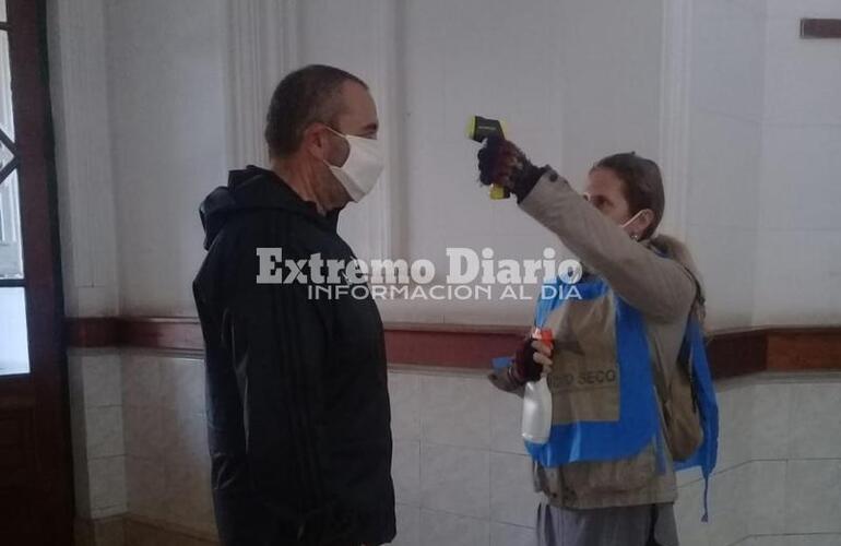 Imagen de Implementan el termómetro infrarrojo en el ingreso al palacio municipal