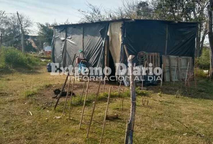 Imagen de Quedaron en la calle, construyeron una precaria casa y necesitan ayuda