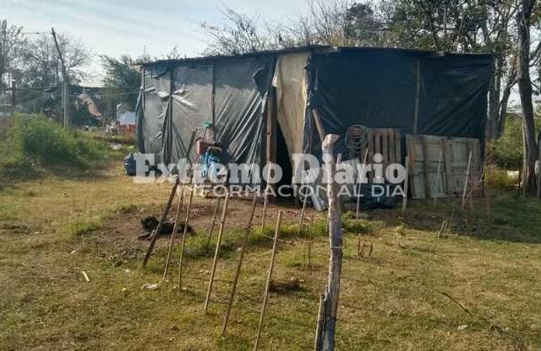 Imagen de Quedaron en la calle, construyeron una precaria casa y necesitan ayuda