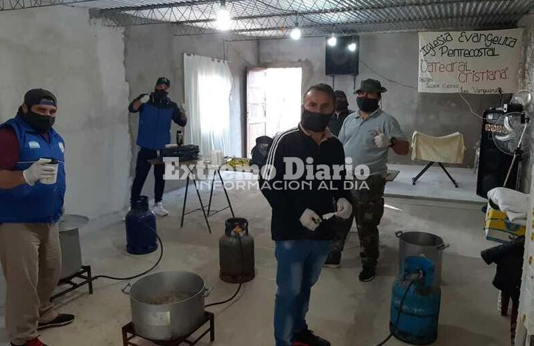 El domingo, el grupo solidario de Arroyo Seco cocinó en ese pueblo.