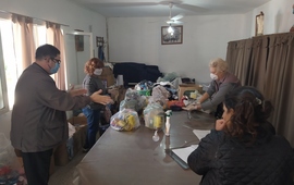 Imagen de C&aacute;ritas entreg&oacute; ropa y alimentos