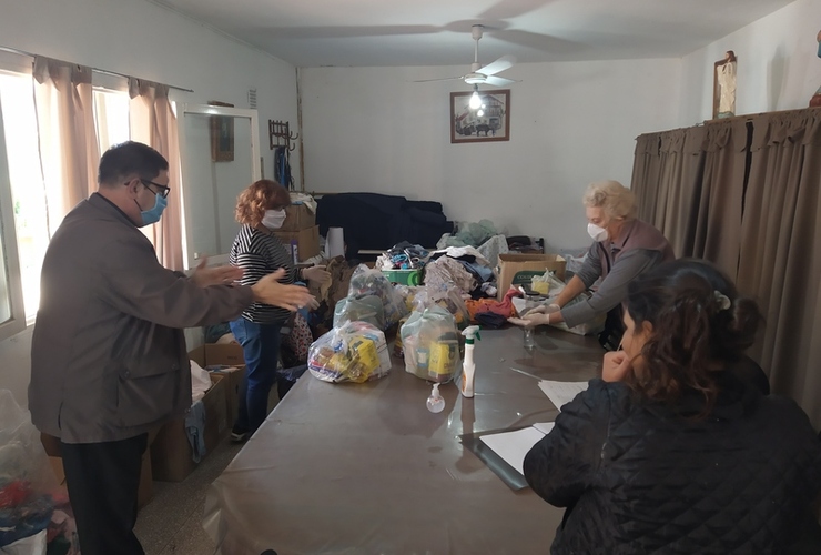 Imagen de Cáritas entregó ropa y alimentos