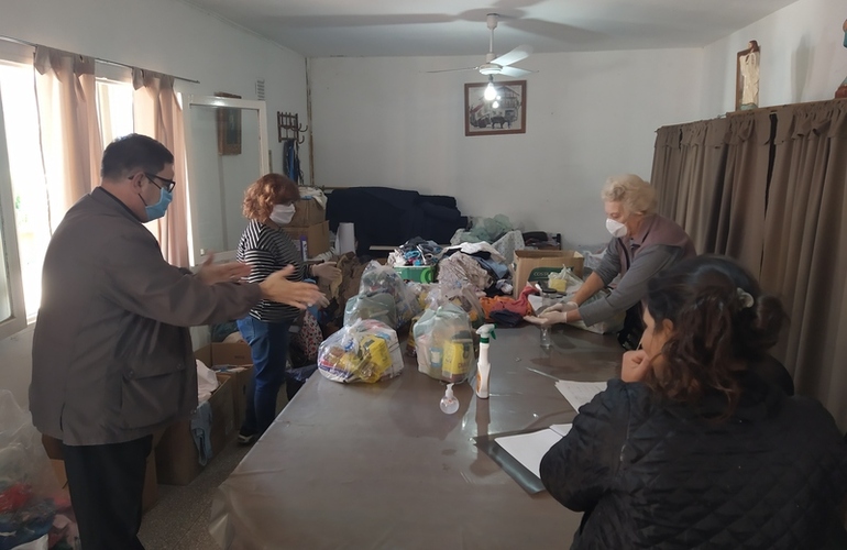 Imagen de Cáritas entregó ropa y alimentos