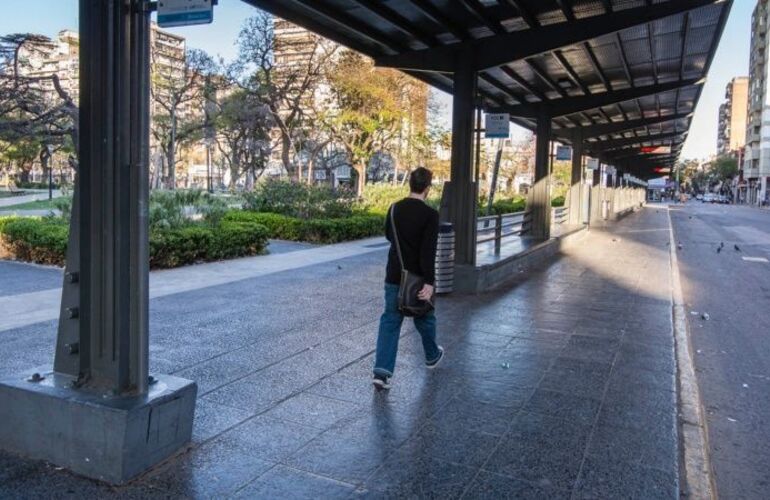 Plaza Sarmiento sin colectivos. Una postal que se viene repitiendo en estos últimos días en la ciudad. (Alan Monzón/Rosario3)