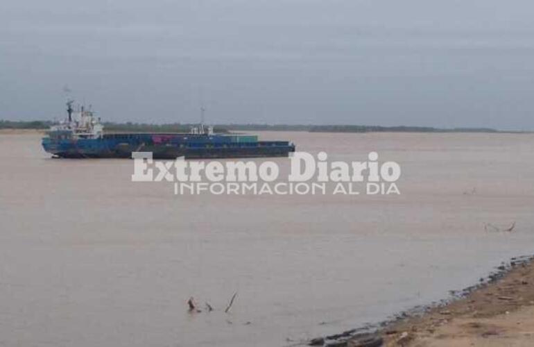Por horas, el buque de bandera paraguaya qued&oacute; varado.