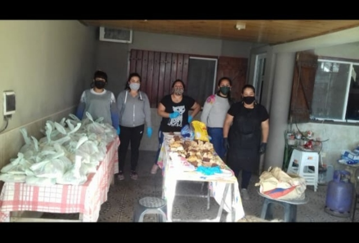 La iniciativa logro repartir 210 litros de chocolatada y 280 bandejas de bizcochuelos