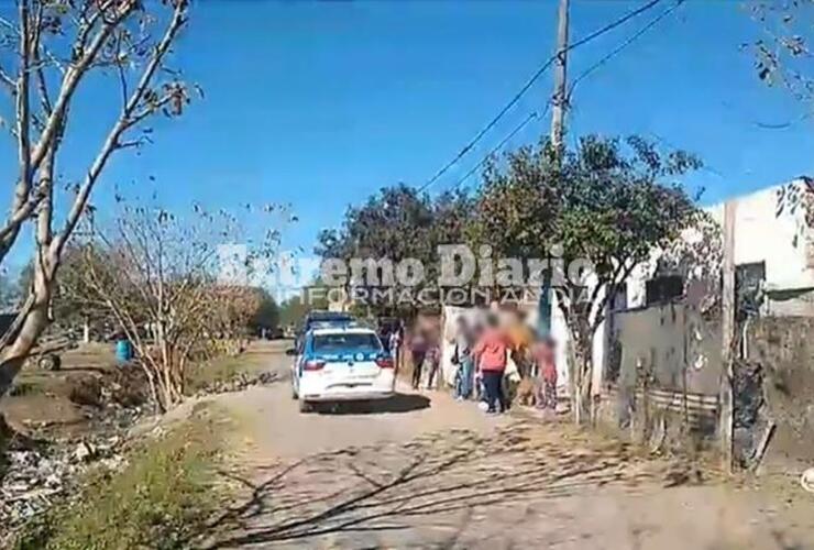 El momento en que los móviles policiales se retiraban del Barrio Virgen de Luján.