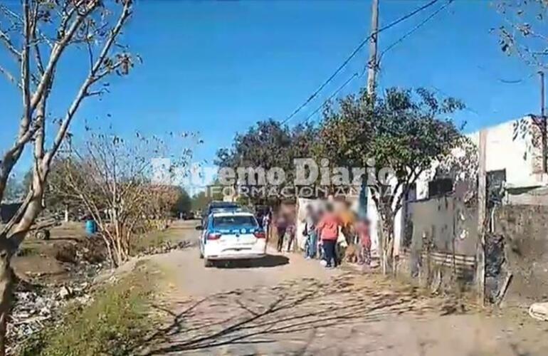 El momento en que los móviles policiales se retiraban del Barrio Virgen de Luján.