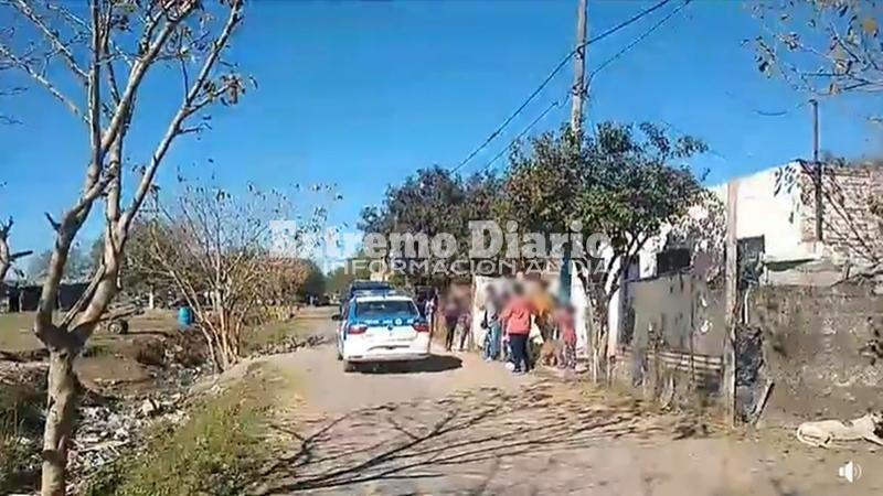 El momento en que los m&oacute;viles policiales se retiraban del Barrio Virgen de Luj&aacute;n.