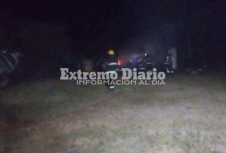 Imagen de Incendian tres vehículos y bomberos acude a sofocar las llamas