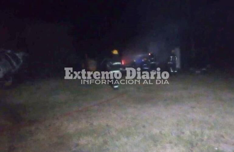 Imagen de Incendian tres vehículos y bomberos acude a sofocar las llamas