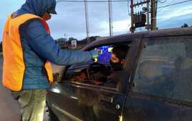 Agentes miden la temperatura de los conductores.