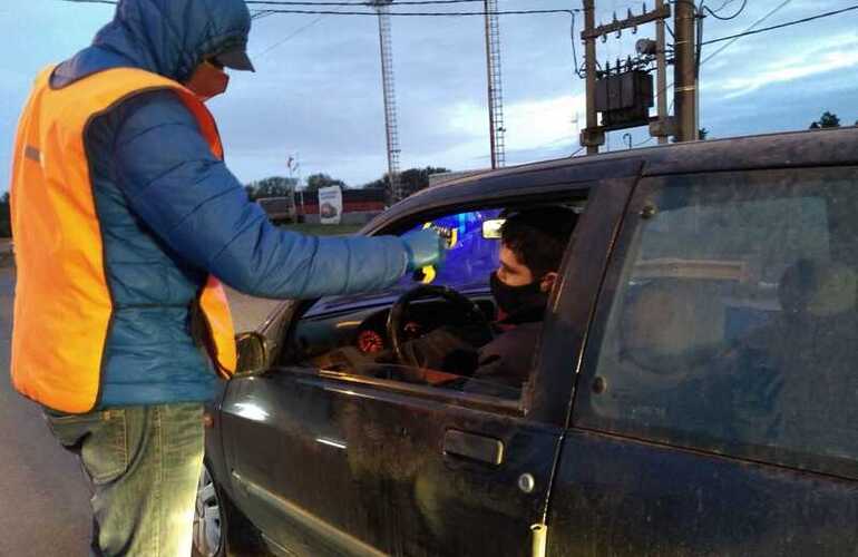 Agentes miden la temperatura de los conductores.