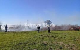 Imagen de Incendio de pastizales detr&aacute;s del cementerio