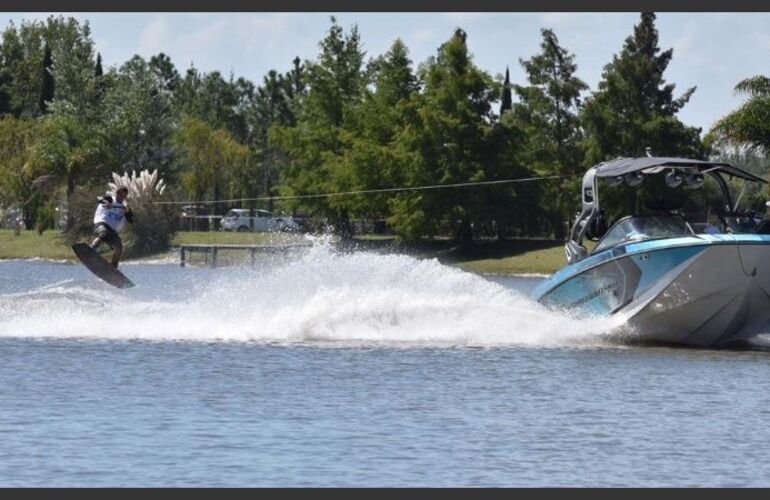 Con estrictas medidas de seguridad, podría volver el wakeboard.