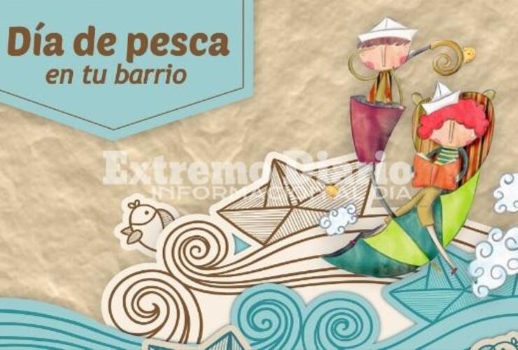 Invitan a los chicos que busquen "peces" escondidos entre arboles y postes de luz y jugar.