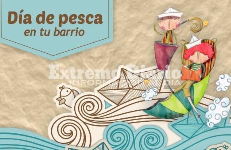Invitan a los chicos que busquen "peces" escondidos entre arboles y postes de luz y jugar.