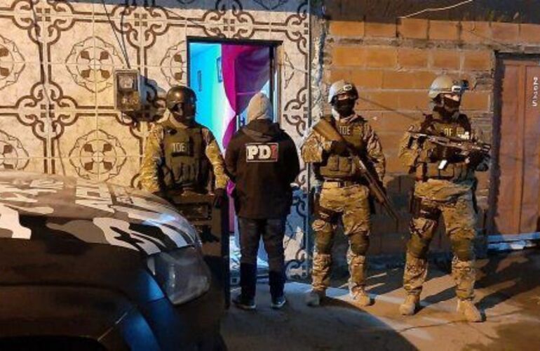 Imagen de Detienen a una banda señalada por dos asesinatos en San Lorenzo y a un comisario con droga en la oficina