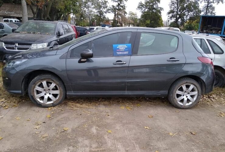 Imagen de Una mujer fue detenida acusada de formar parte de una banda que desguaza automóviles