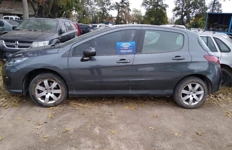 Imagen de Una mujer fue detenida acusada de formar parte de una banda que desguaza automóviles