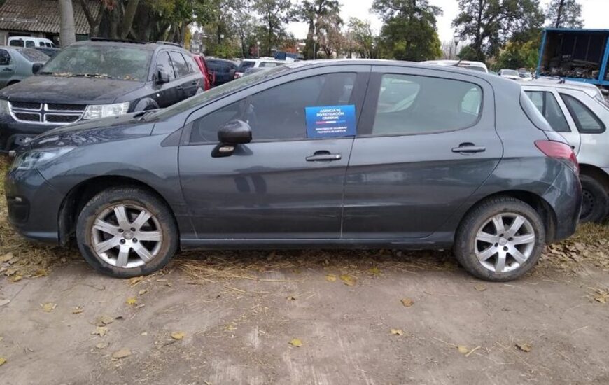 Imagen de Una mujer fue detenida acusada de formar parte de una banda que desguaza autom&oacute;viles
