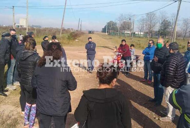 Todos los vecinos acompañaron a la dueña de la casa usurpada.