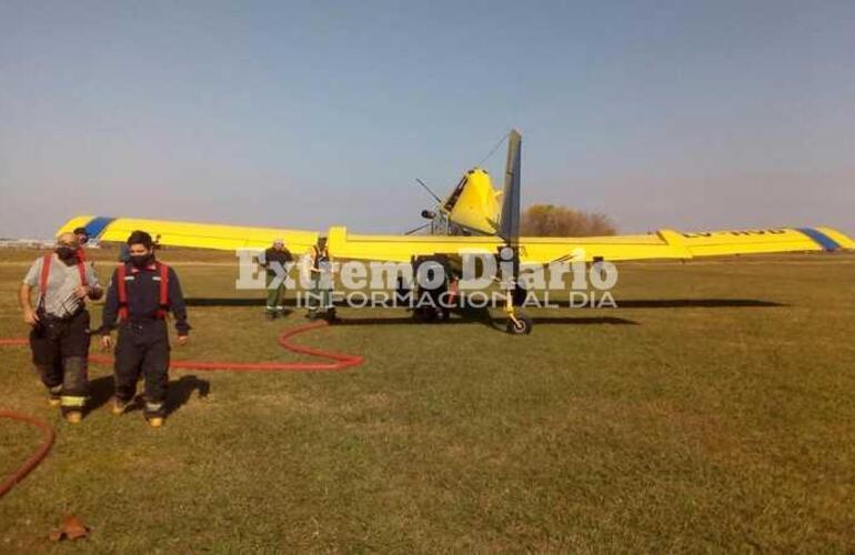Imagen de Aviones hidrantes combaten incendio en las islas y bomberos de la zona colaboran en la tarea