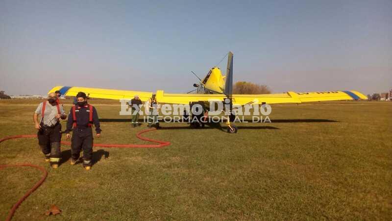 Imagen de Aviones hidrantes combaten incendio en las islas y bomberos de la zona colaboran en la tarea