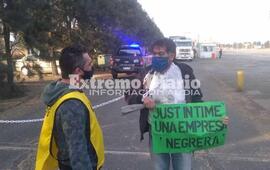 Imagen de Trabajaban para empresa de transporte, fueron despedidos y se encadenaron frente a Dreyfus