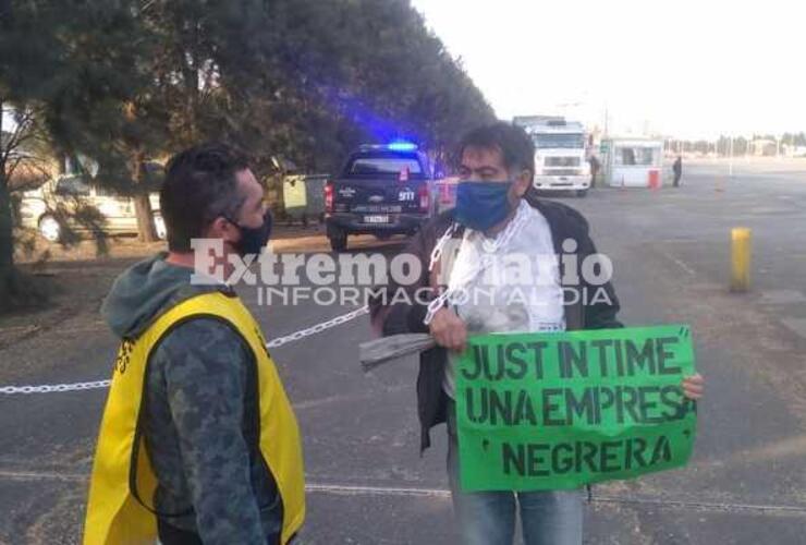 Imagen de Trabajaban para empresa de transporte, fueron despedidos y se encadenaron frente a Dreyfus
