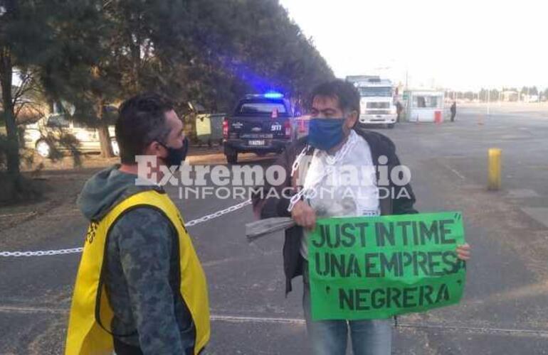 Imagen de Trabajaban para empresa de transporte, fueron despedidos y se encadenaron frente a Dreyfus