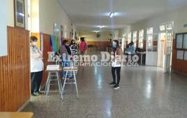 Entrega de materiales, ropero comunitario y entrega de bolsones.