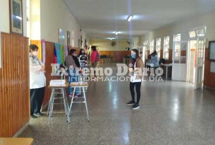 Entrega de materiales, ropero comunitario y entrega de bolsones.